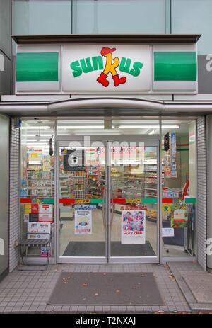 HIROSHIMA, Japan - 21. APRIL 2012: sunkus Convenience Store in Hiroshima. Sunkus ist einer der größten Convenience Store Franchise Ketten in Japan mit 3, Stockfoto