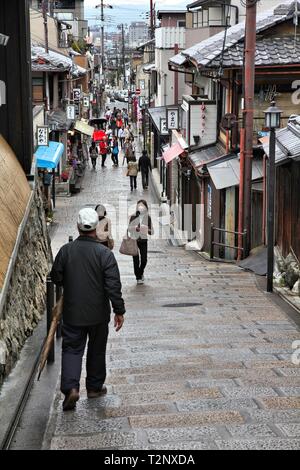 KYOTO, Japan - 14 April, 2012: die Menschen besuchen Sie die Altstadt von Gion Distrikt, Kyoto, Japan. Alte Kyoto ist ein UNESCO-Weltkulturerbe und wurde von Almo besucht. Stockfoto