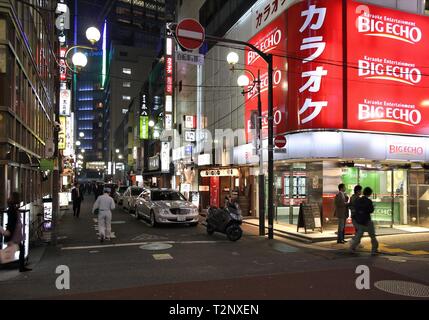 TOKYO, Japan - 13. APRIL 2012: die Menschen besuchen Yaesu Nachbarschaft in Tokio. Tokyo ist die Hauptstadt von Japan, 35 Millionen Menschen in der Stadt leben. Stockfoto