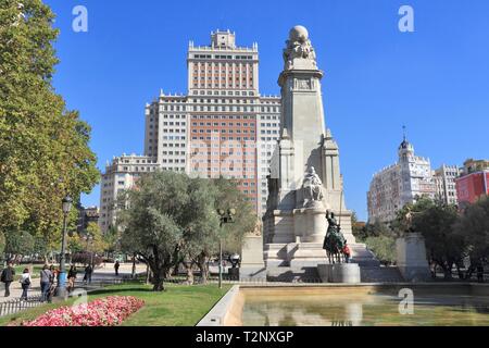 MADRID, Spanien - 23. OKTOBER, 2012: die Menschen besuchen die Plaza de España in Madrid. Madrid ist die Hauptstadt und die bevölkerungsreichste Stadt in Spanien mit 3,2 Mio. Stockfoto