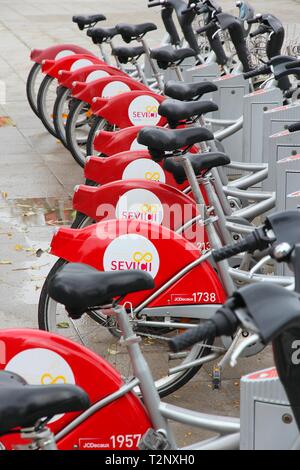 Sevilla, Spanien - NOVEMBER 3, 2012: Sevici Fahrrad Sharing Station in Sevilla. Das System verfügt über 260 Stationen und 3.200 Fahrräder. Es wird betrieben von Stockfoto