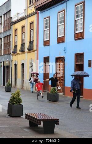 LA LAGUNA, Spanien - Oktober 30, 2012: die Menschen besuchen Sie die Altstadt von La Laguna, Spanien. Berühmte Stadt San Cristobal de La Laguna auf Teneriffa ist ein UNESCO-H Stockfoto