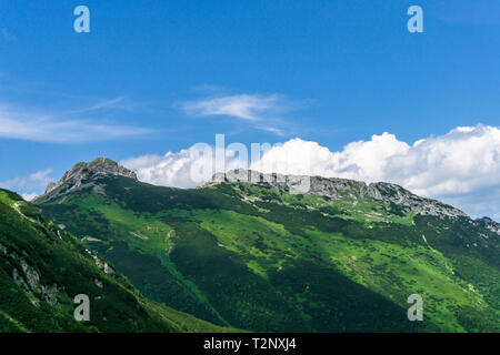 Giewont Peak auf dem Hintergrund der Wolken im Juni. Tatra. Polen. Stockfoto