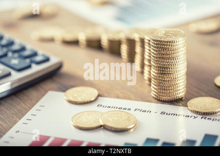 Noch immer leben von Euro-münzen mit Wachstum efect business plan und Rechner. Stockfoto