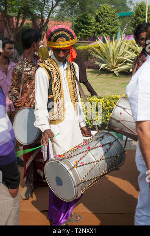 Traditionelle indische dhol Trommler, Trommeln während der Hochzeit feiern. Stockfoto