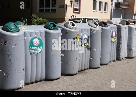 Nürnberg, Deutschland - Mai 7, 2018: Sortiert recycling Haushalt Abfallbehälter in Nürnberg, Deutschland. 2015, 65 Prozent der Abfälle in Deutschland wurde recycelt Stockfoto