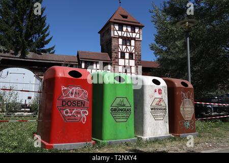 Nürnberg, Deutschland - Mai 7, 2018: Sortiert recycling Haushalt Abfallbehälter in Nürnberg, Deutschland. 2015, 65 Prozent der Abfälle in Deutschland wurde recycelt Stockfoto