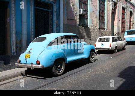 SANTIAGO DE KUBA - 10. Februar: Alte Autos am 10. Februar 2011 in Santiago de Cuba. Gesetz Änderung können die Kubaner Autos wieder zu handeln. Die meisten Autos in C Stockfoto