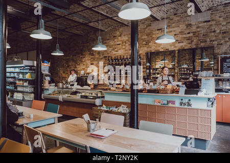 London, UK, 23. März 2019: Innenraum des Camden Lebensmittelhändler, einem luxuriösen Deli und Cafe in Camden Stables Markt, London, UK. Stockfoto