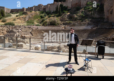 Street entertainer Spanien - ein Mann singt Oper im Römischen Theater, Malaga, Andalusien Spanien Europa Stockfoto