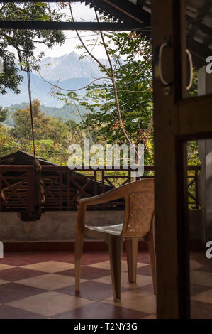 Blick auf die Berge rund um Dharamsala, aus einem Haus im Dschungel. Stockfoto