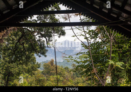 Blick auf die Berge rund um Dharamsala, aus einem Haus im Dschungel. Stockfoto