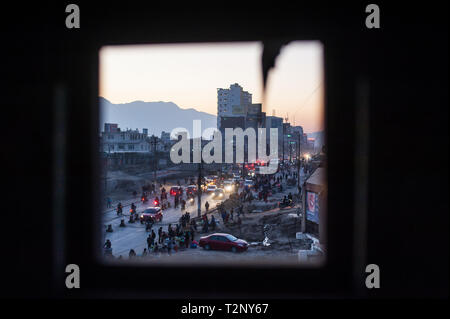 Ein Blick auf den Bereich der Baneshwor Kathmandu Tal durch ein kleines Fenster. Stockfoto