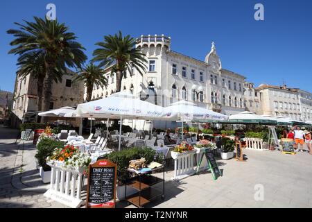 TROGIR, KROATIEN - 25. JUNI 2011: die Menschen besuchen Restaurants in Trogir, Kroatien. Trogir, ein UNESCO-Weltkulturerbe, ist eines der am meisten besuchten Orte, die ich Stockfoto