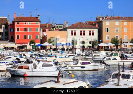 ROVINJ, KROATIEN - 19. JUNI 2011: die Menschen besuchen die Altstadt Marina in Rovinj, Kroatien. Im Jahr 2011 11,2 Millionen Touristen besuchten Kroatien, die meisten von ihnen in s Stockfoto