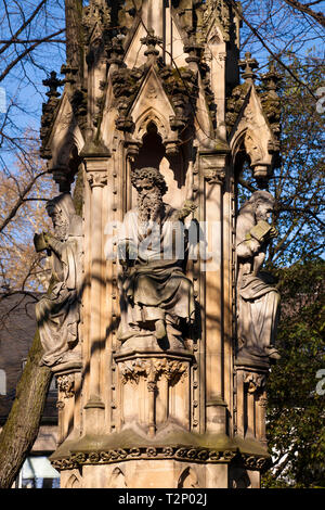 Figuren der Statue der Jungfrau Maria in dem kleinen Park Gereonsdriesch in der Nähe der romanischen Kirche St. Gereon, Köln, Deutschland. Figuren der Mari Stockfoto