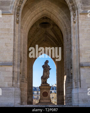 Denkmal für Blaise Pascal unter dem Saint-Jacques Turm - Paris Stockfoto