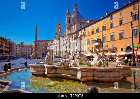 Piazza Navona Platz mit Brunnen und Blick auf die Kirche in Rom, der Hauptstadt Italiens Stockfoto