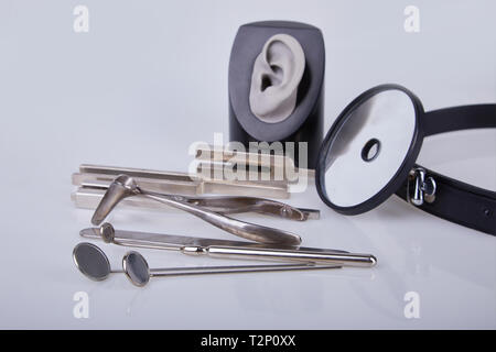 Medizinische Instrumente für die HNO-Arzt auf Weiß. Eine Reihe von otolaryngologist Instrument. Stockfoto
