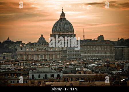 Die päpstliche Basilika von Sankt Peter im Vatikan dramatische Dawn ist Rom Sehenswürdigkeiten in der Hauptstadt von Italien Stockfoto