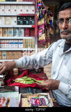 Ein Mann verkauf Paan in Indien, mit seinem Stall von Zigaretten und Snacks. Stockfoto