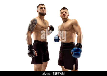 Bereit zu wachsen. Zwei professionelle Kämpfer posieren auf weißem studio Hintergrund isoliert. Paar fit muskulös kaukasischen Sportler oder Boxer stehend. Stockfoto