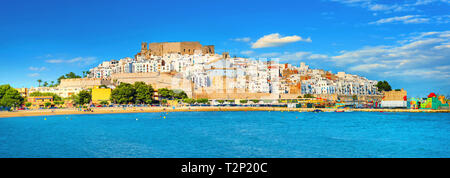 Panoramablick mit traditionellen weißen Häuser und alte Burg in der schönen Stadt Peniscola. Spanien. Stockfoto