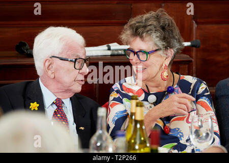 Barry Cryer & Prue Leith in den Oldie literarische Mittagessen 02.04.19. Stockfoto