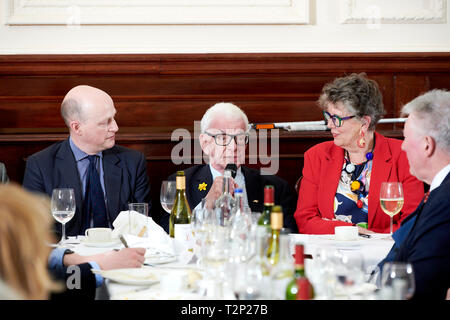 Harry Mount, Barry Cryer & Prue Leith in den Oldie literarische Mittagessen 02.04.19. Stockfoto