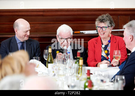 Harry Mount, Barry Cryer & Prue Leith in den Oldie literarische Mittagessen 02.04.19. Stockfoto