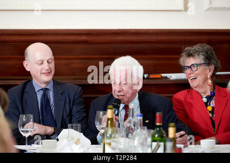 Harry Mount, Barry Cryer & Prue Leith in den Oldie literarische Mittagessen 02.04.19. Stockfoto