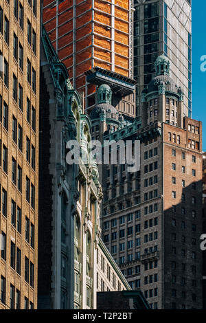 New York City - USA - Mar 11 2019: Nahaufnahme der Wolkenkratzer im Finanzviertel Manhattan New York City Stockfoto