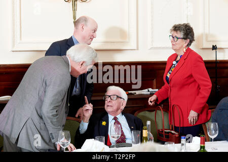 Hugo Vickers, Harry Mount, Barry Cryer & Prue Leith in den Oldie literarische Mittagessen 02.04.19. Stockfoto