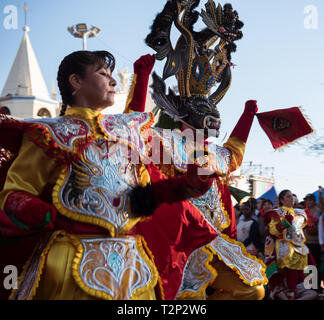 La Tirana, Chile, Juli 2017: Gruppe maskierter Tänzer während La Tirana Festlichkeiten Stockfoto