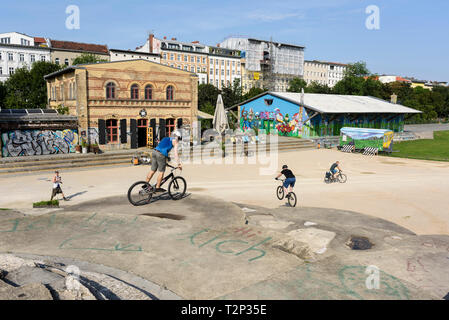 Berlin. Deutschland. Görlitzer Park, und der Edelweiss Cafe Kreuzberg. Stockfoto