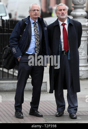 Sport Irland CEO John treacy (links) und Vorsitzender Kieran Mulvey kommen in Leinster House, bevor ein Sport Ausschusses in Bezug auf die Finanzierung der Fußball-Verband Irlands zu erscheinen. Stockfoto