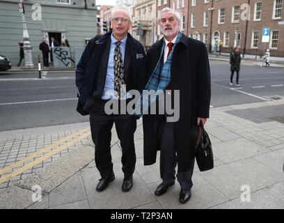 Sport Irland CEO John treacy (links) und Vorsitzender Kieran Mulvey kommen in Leinster House, bevor ein Sport Ausschusses in Bezug auf die Finanzierung der Fußball-Verband Irlands zu erscheinen. Stockfoto