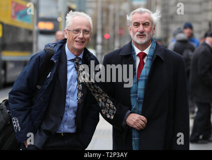 Sport Irland CEO John treacy (links) und Vorsitzender Kieran Mulvey kommen in Leinster House, bevor ein Sport Ausschusses in Bezug auf die Finanzierung der Fußball-Verband Irlands zu erscheinen. Stockfoto