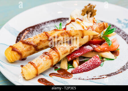 Eis Dessert mit Waffeln und Erdbeeren mit Zucker Pulver auf weißem Blech abgedeckt. Selektiver Fokus Stockfoto