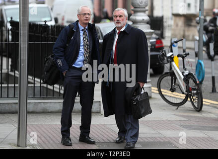 Sport Irland CEO John treacy (links) und Vorsitzender Kieran Mulvey kommen in Leinster House, bevor ein Sport Ausschusses in Bezug auf die Finanzierung der Fußball-Verband Irlands zu erscheinen. Stockfoto