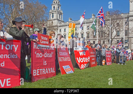 London, Westminster. Unterstützer im Parlament Platz versammelt am 29. März 2019, Tag der ursprünglichen Brexit lassen'." Stockfoto