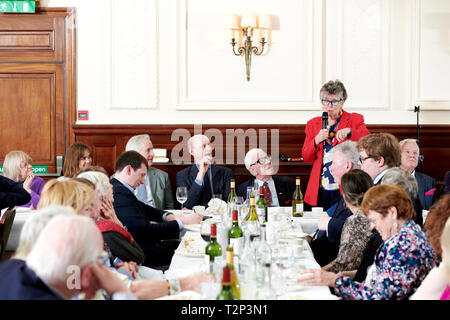 Prue Leith in den Oldie literarische Mittagessen 02.04.19. Stockfoto