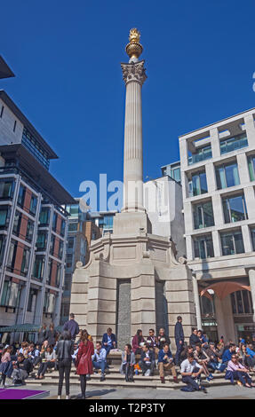 Stadt von London. Mittagessen - Zeit Massen auf die Schritte der Paternoster Square Spalte versammelt. Unten links, eine Tischtennisplatte für Mittagessen. Stockfoto