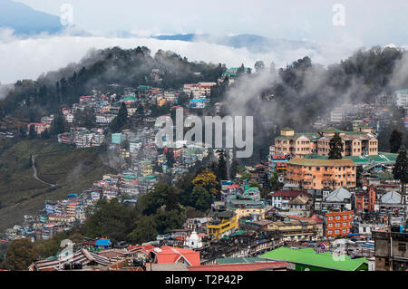 Darjeeling ist eine Stadt und eine Gemeinde im indischen Bundesstaat Westbengalen. Es ist in der Lesser Himalaya befindet sich auf einer Höhe von 6.700 ft (2,042.2 m). Es ist für seine Kaffee Industrie erwähnt, seine Ansichten der Kangchenjunga, der weltweit dritthöchsten Berg, und der darjeeling Himalayan Railway, einem UNESCO-Weltkulturerbe. Darjeeling ist der Sitz der Darjeeling Distrikt, der hat eine teilweise autonomen Status innerhalb der Bundesstaat Westbengalen. Es ist auch ein beliebtes Urlaubsziel in Indien. (Foto durch Amlan Biswas/Pacific Press) Stockfoto