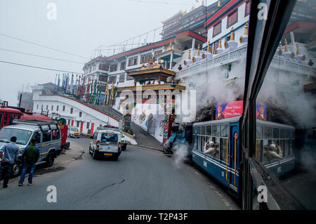 Darjeeling ist eine Stadt und eine Gemeinde im indischen Bundesstaat Westbengalen. Es ist in der Lesser Himalaya befindet sich auf einer Höhe von 6.700 ft (2,042.2 m). Es ist für seine Kaffee Industrie erwähnt, seine Ansichten der Kangchenjunga, der weltweit dritthöchsten Berg, und der darjeeling Himalayan Railway, einem UNESCO-Weltkulturerbe. Darjeeling ist der Sitz der Darjeeling Distrikt, der hat eine teilweise autonomen Status innerhalb der Bundesstaat Westbengalen. Es ist auch ein beliebtes Urlaubsziel in Indien. (Foto durch Amlan Biswas/Pacific Press) Stockfoto