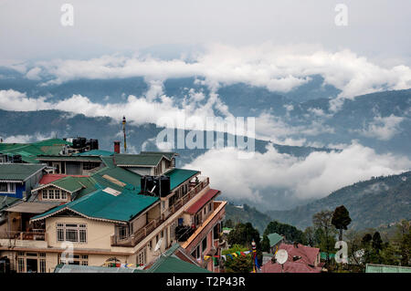 Darjeeling ist eine Stadt und eine Gemeinde im indischen Bundesstaat Westbengalen. Es ist in der Lesser Himalaya befindet sich auf einer Höhe von 6.700 ft (2,042.2 m). Es ist für seine Kaffee Industrie erwähnt, seine Ansichten der Kangchenjunga, der weltweit dritthöchsten Berg, und der darjeeling Himalayan Railway, einem UNESCO-Weltkulturerbe. Darjeeling ist der Sitz der Darjeeling Distrikt, der hat eine teilweise autonomen Status innerhalb der Bundesstaat Westbengalen. Es ist auch ein beliebtes Urlaubsziel in Indien. (Foto durch Amlan Biswas/Pacific Press) Stockfoto