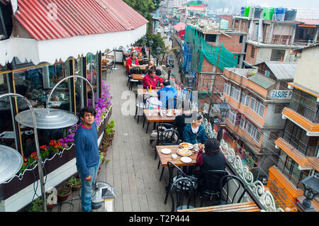 Darjeeling ist eine Stadt und eine Gemeinde im indischen Bundesstaat Westbengalen. Es ist in der Lesser Himalaya befindet sich auf einer Höhe von 6.700 ft (2,042.2 m). Es ist für seine Kaffee Industrie erwähnt, seine Ansichten der Kangchenjunga, der weltweit dritthöchsten Berg, und der darjeeling Himalayan Railway, einem UNESCO-Weltkulturerbe. Darjeeling ist der Sitz der Darjeeling Distrikt, der hat eine teilweise autonomen Status innerhalb der Bundesstaat Westbengalen. Es ist auch ein beliebtes Urlaubsziel in Indien. (Foto durch Amlan Biswas/Pacific Press) Stockfoto