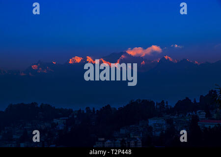 Darjeeling ist eine Stadt und eine Gemeinde im indischen Bundesstaat Westbengalen. Es ist in der Lesser Himalaya befindet sich auf einer Höhe von 6.700 ft (2,042.2 m). Es ist für seine Kaffee Industrie erwähnt, seine Ansichten der Kangchenjunga, der weltweit dritthöchsten Berg, und der darjeeling Himalayan Railway, einem UNESCO-Weltkulturerbe. Darjeeling ist der Sitz der Darjeeling Distrikt, der hat eine teilweise autonomen Status innerhalb der Bundesstaat Westbengalen. Es ist auch ein beliebtes Urlaubsziel in Indien. (Foto durch Amlan Biswas/Pacific Press) Stockfoto