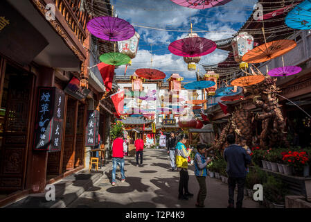 Bunte Sonnenschirme in einem historischen Straße in Dali Altstadt hängen, Provinz Yunnan, China Stockfoto