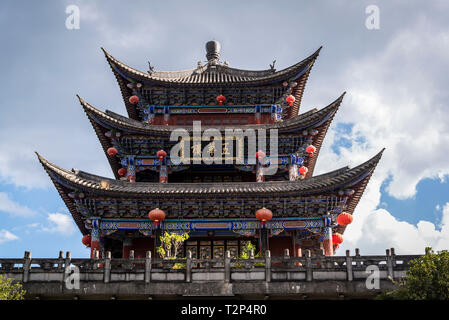 Reich verzierte Pavillon auf der Oberseite des North Gate, Dali Altstadt, Provinz Yunnan, China Stockfoto